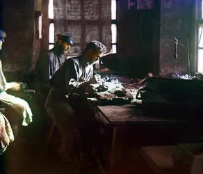 Arbeiders vormen een artistieke gietvorm bij de Kasli IJzerwerken, Oeralgebergte, Russische Rijk, 1910